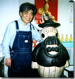 林恭三先生とご自身のデザイン・製作のキャラクターの写真